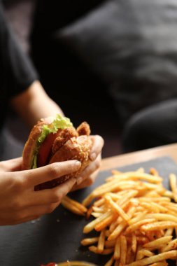 Taze sebzeli ev yapımı hamburger.