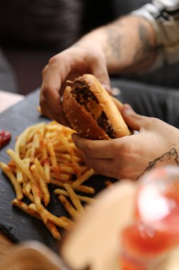 Taze sebzeli ev yapımı hamburger.