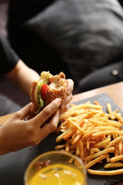 Taze sebzeli ev yapımı hamburger.