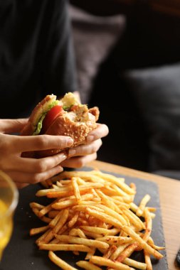 Taze sebzeli ev yapımı hamburger.