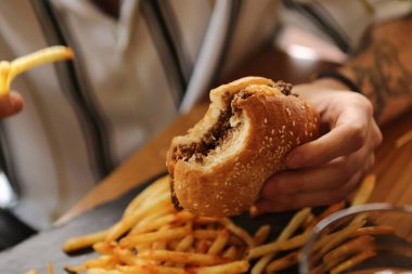 Taze sebzeli ev yapımı hamburger.