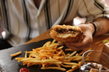 Taze sebzeli ev yapımı hamburger.