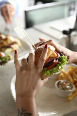 Taze sebzeli ev yapımı hamburger.