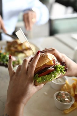 Taze sebzeli ev yapımı hamburger.