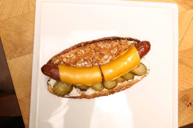 Lezzetli ev yapımı sosisli sandviç ve patates kızartması. 