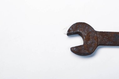 Beyaz arkaplanda paslı bir otomatik anahtar