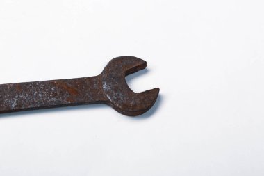 Beyaz arkaplanda paslı bir otomatik anahtar