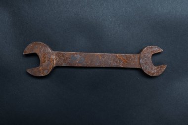 Beyaz arkaplanda paslı bir otomatik anahtar