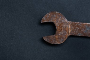 Beyaz arkaplanda paslı bir otomatik anahtar