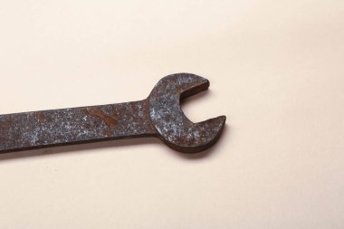 Beyaz arkaplanda paslı bir otomatik anahtar