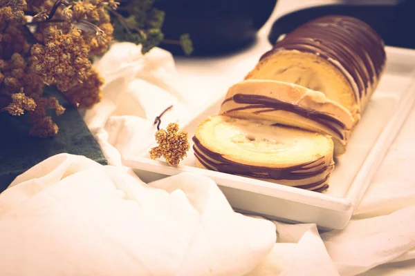 Tabuleiro Com Delicioso Bolo Mesa — Fotografia de Stock