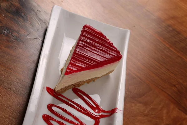 Junta Con Delicioso Pastel Mesa — Foto de Stock