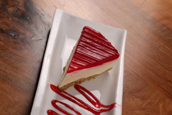 Junta Con Delicioso Pastel Mesa — Foto de Stock