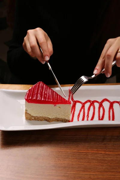 Junta Con Delicioso Pastel Mesa — Foto de Stock