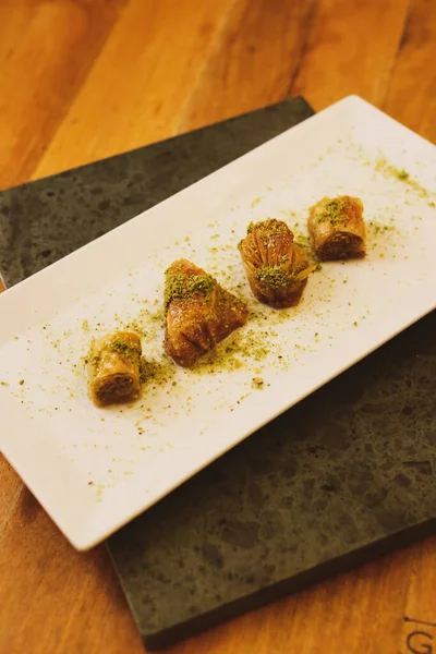 Geleneksel hindistancevizli tatlı baklavası. Ev yapımı fındıklı ve ballı baklava..