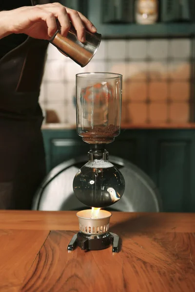 咖啡厅里煮咖啡的咖啡师 — 图库照片