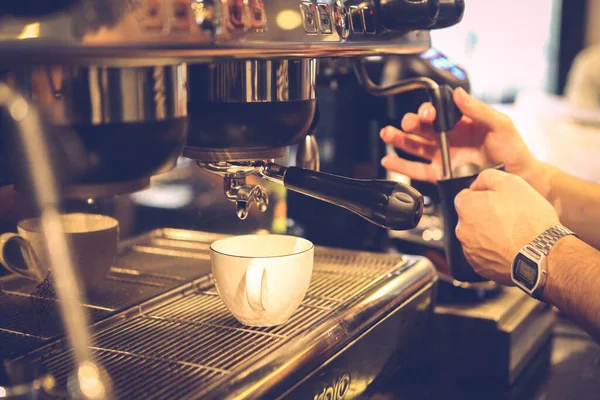 Barista Vaří Kávu Kavárně — Stock fotografie