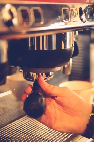 방에서 커피를 끓이는 바리스타 — 스톡 사진