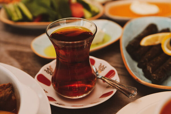 чашку чая на столе