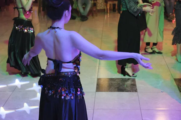 Attraktive Bauchtänzerinnen Orientalische Tänzerinnen Auf Der Bühne — Stockfoto