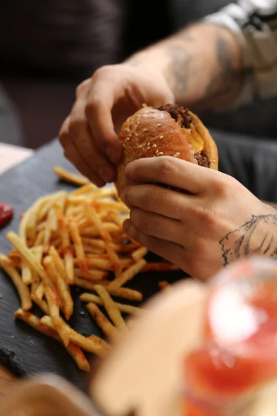 Hjemmelagd Hamburger Med Friske Grønnsaker – stockfoto