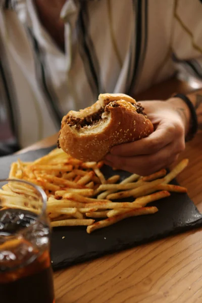 Hamburguesa Casera Con Verduras Frescas —  Fotos de Stock