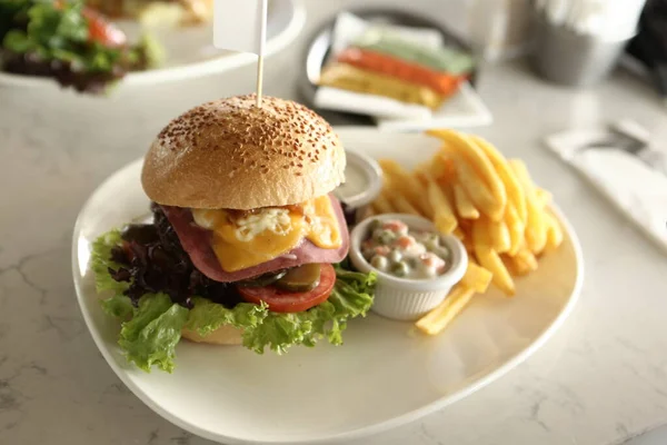 Hausgemachter Hamburger Mit Frischem Gemüse — Stockfoto