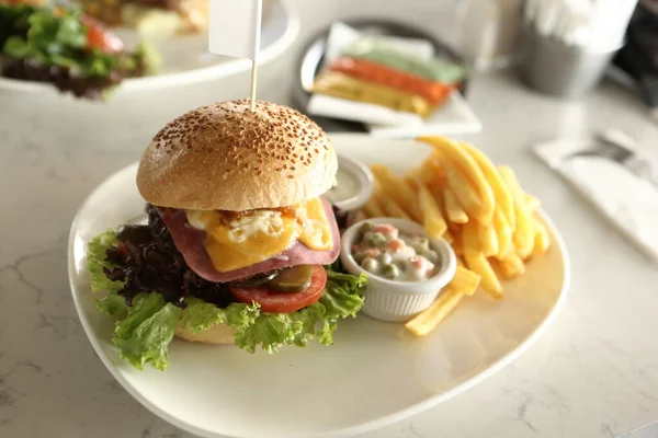 Hausgemachter Hamburger Mit Frischem Gemüse — Stockfoto