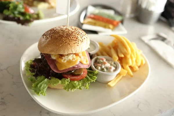 Hausgemachter Hamburger Mit Frischem Gemüse — Stockfoto