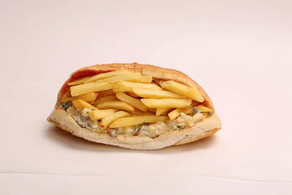 Leckerer Hausgemachter Hotdog Auf Dem Tisch Mit Pommes — Stockfoto