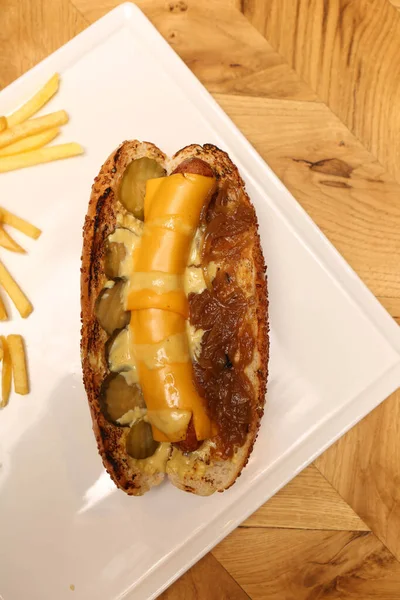 Delicioso Hot Dog Casero Sobre Mesa Con Papas Fritas — Foto de Stock