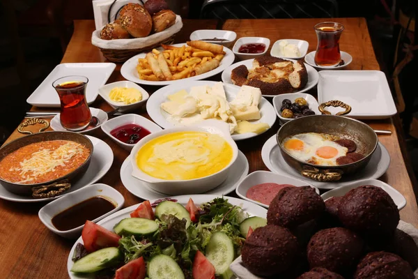 zengin ve leziz Türk Kahvaltı