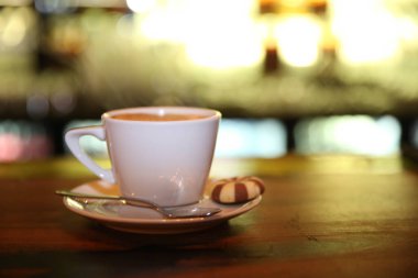 Masanın üzerinde bir fincan kahve. 