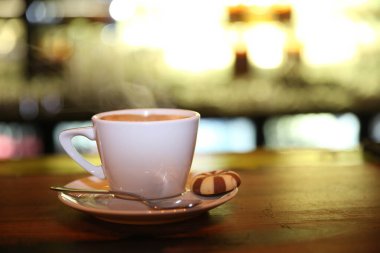 Masanın üzerinde bir fincan kahve. 