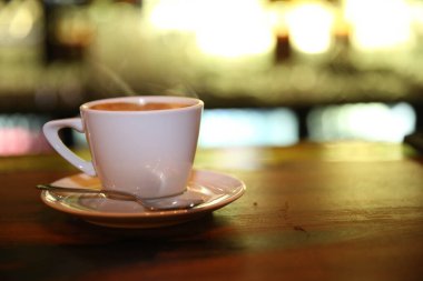 Masanın üzerinde bir fincan kahve. 