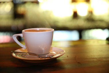 Masanın üzerinde bir fincan kahve. 