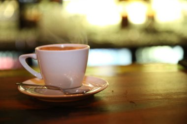 Masanın üzerinde bir fincan kahve. 