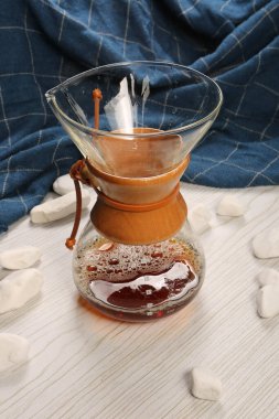 Kahve pompası ya da Chemex ile kahve hazırlıyorum. 