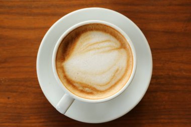 Masanın üzerinde bir fincan kahve. 