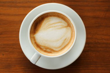 Masanın üzerinde bir fincan kahve. 