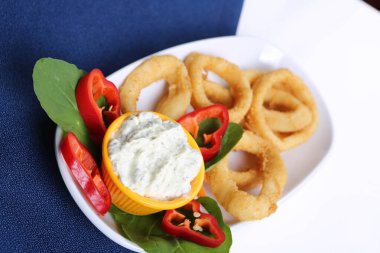 Kızarmış deniz ürünleri kalamar ya da soslu kalamar. 