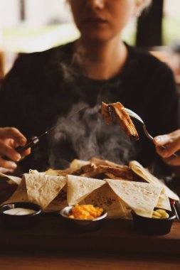 Genç bir kadın lezzetli, taze Hint yemekleri yer.