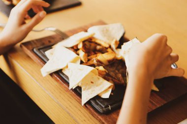 Genç bir kadın lezzetli, taze Hint yemekleri yer.