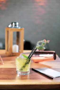 Lokantadaki masada alkol kokteyli.