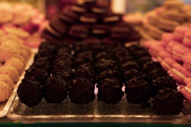 Bir grup çeşit kurabiye. Çikolata parçacıklı, yulaflı, kuru üzümlü, beyaz çikolatalı.