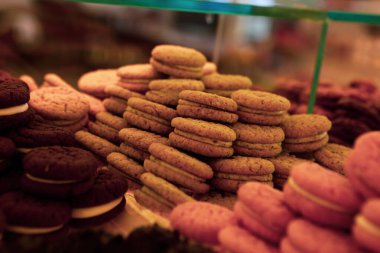 Bir grup çeşit kurabiye. Çikolata parçacıklı, yulaflı, kuru üzümlü, beyaz çikolatalı.