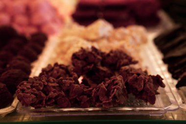 Bir grup çeşit kurabiye. Çikolata parçacıklı, yulaflı, kuru üzümlü, beyaz çikolatalı.