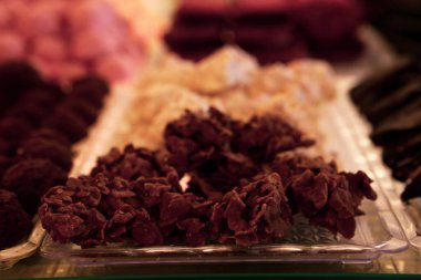 Bir grup çeşit kurabiye. Çikolata parçacıklı, yulaflı, kuru üzümlü, beyaz çikolatalı.