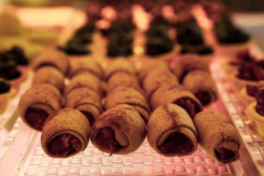 Bir grup çeşit kurabiye. Çikolata parçacıklı, yulaflı, kuru üzümlü, beyaz çikolatalı.