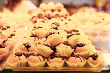 Bir grup çeşit kurabiye. Çikolata parçacıklı, yulaflı, kuru üzümlü, beyaz çikolatalı.